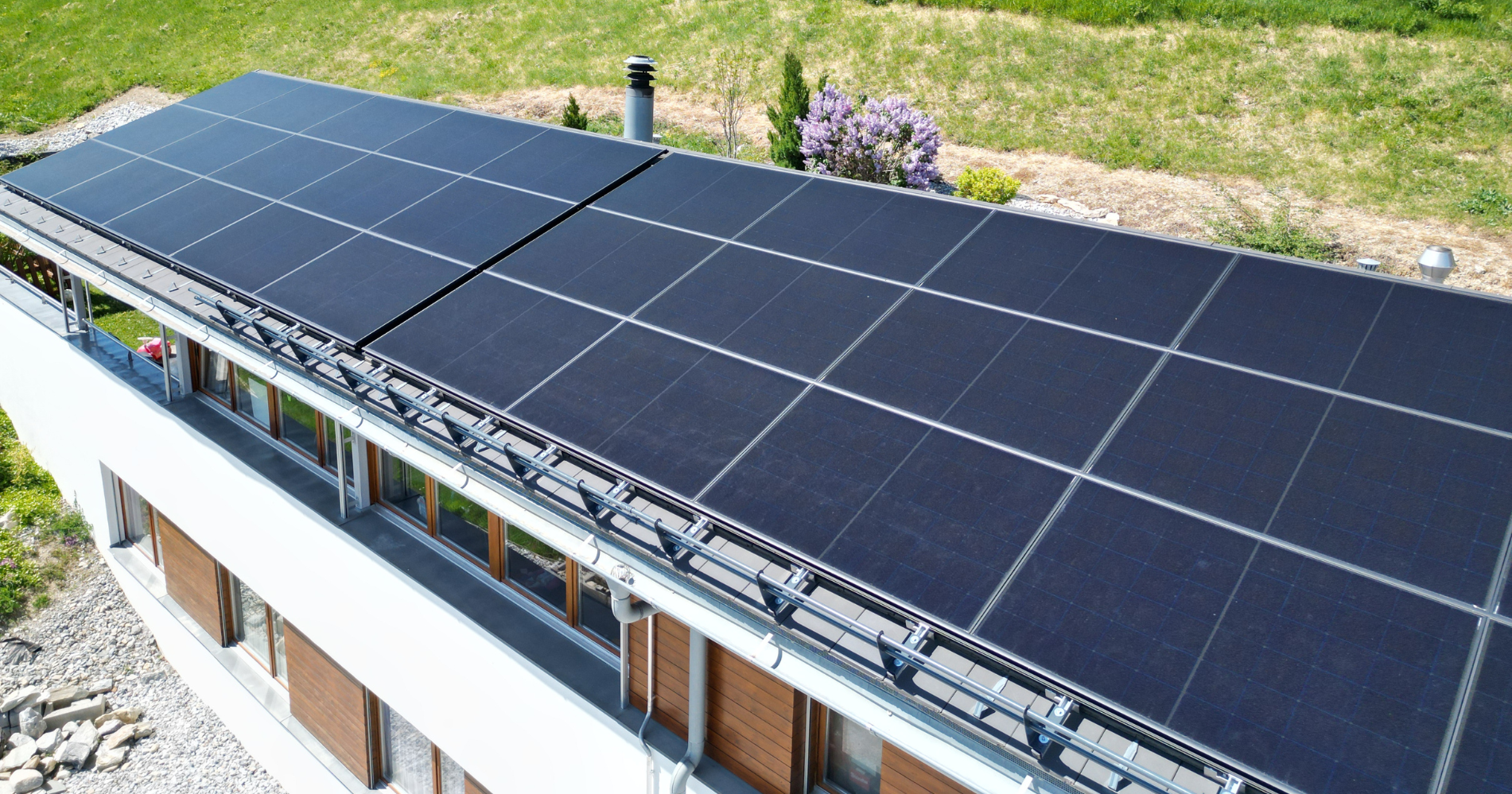 Vue aérienne sur les 30 panneaux photovoltaïques full black installés sur la face Sud Est de la toiture. 