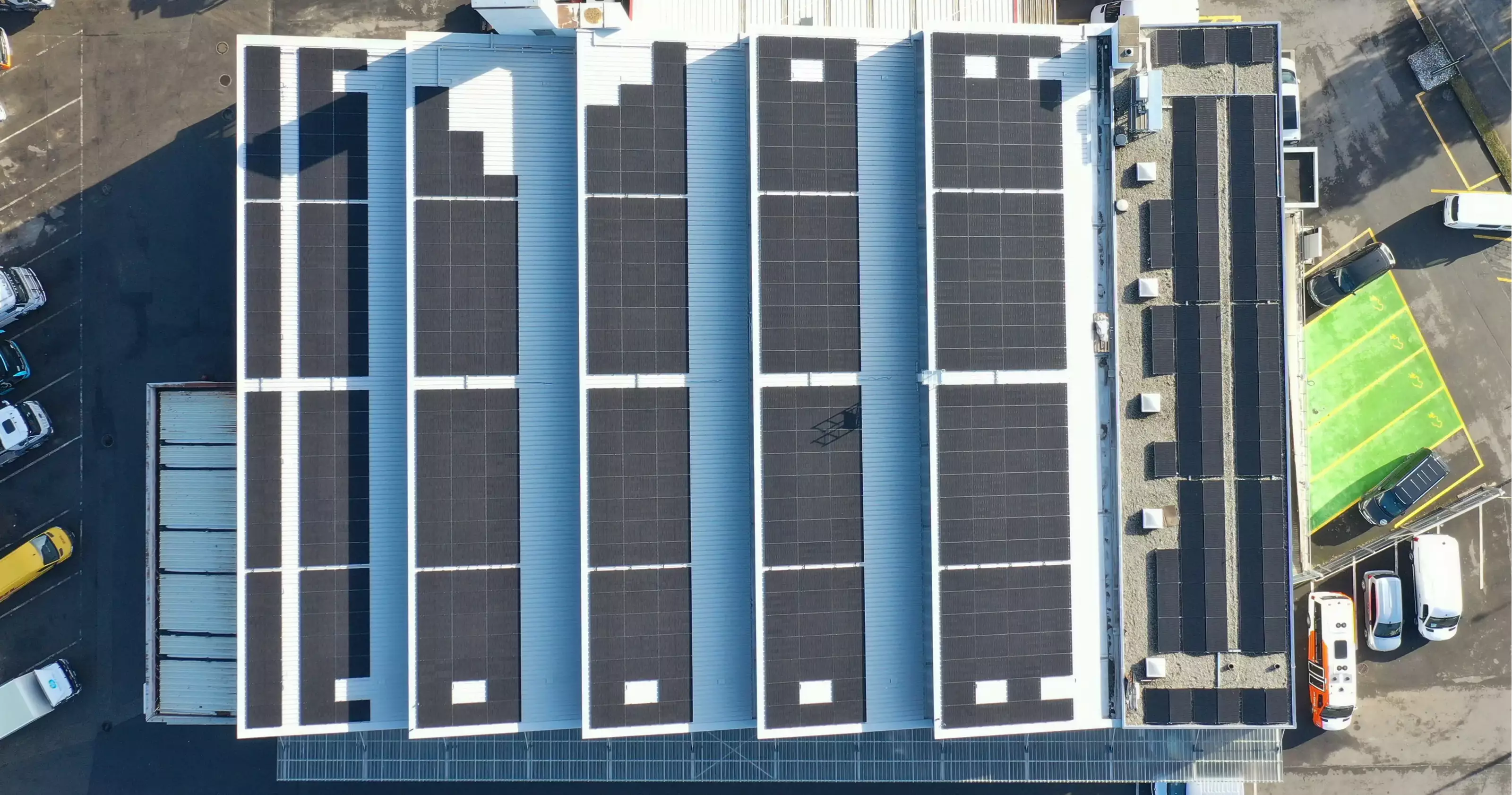 Panneaux photovoltaïques posés sur les différentes parties de la toiture du garage