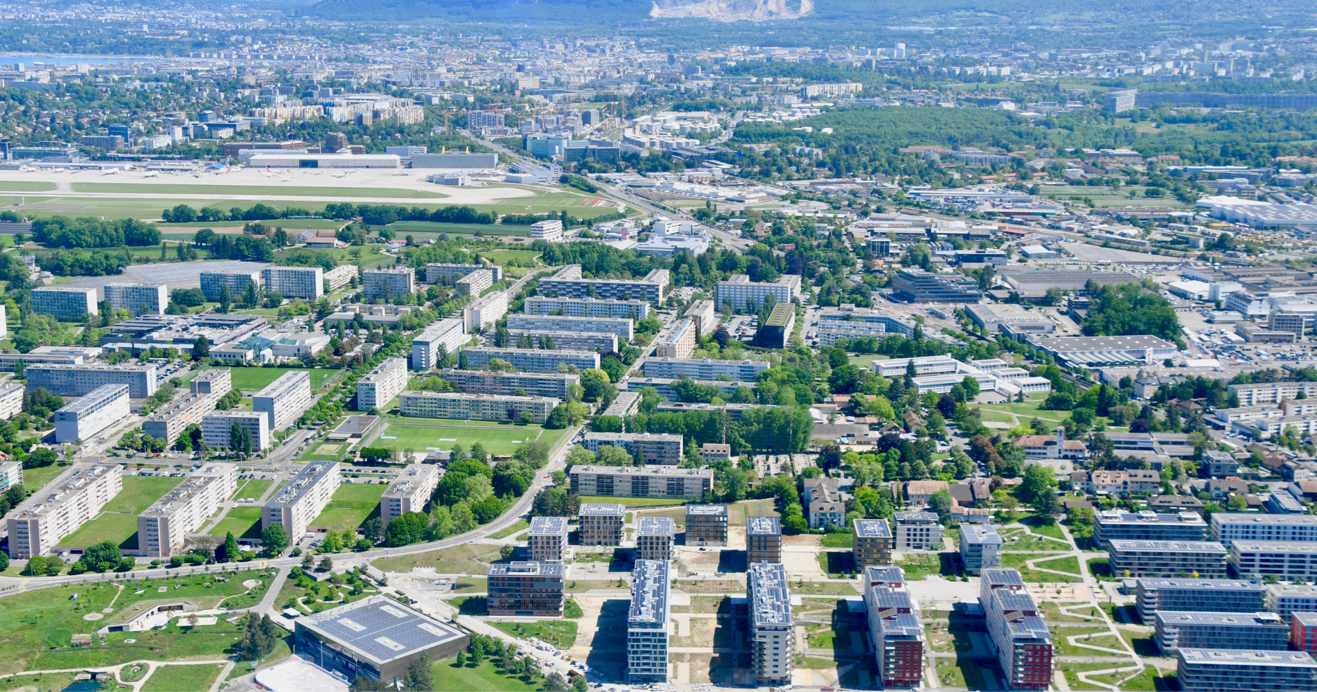 Vue aérienne de la commune de Meyrin sous le soleil.