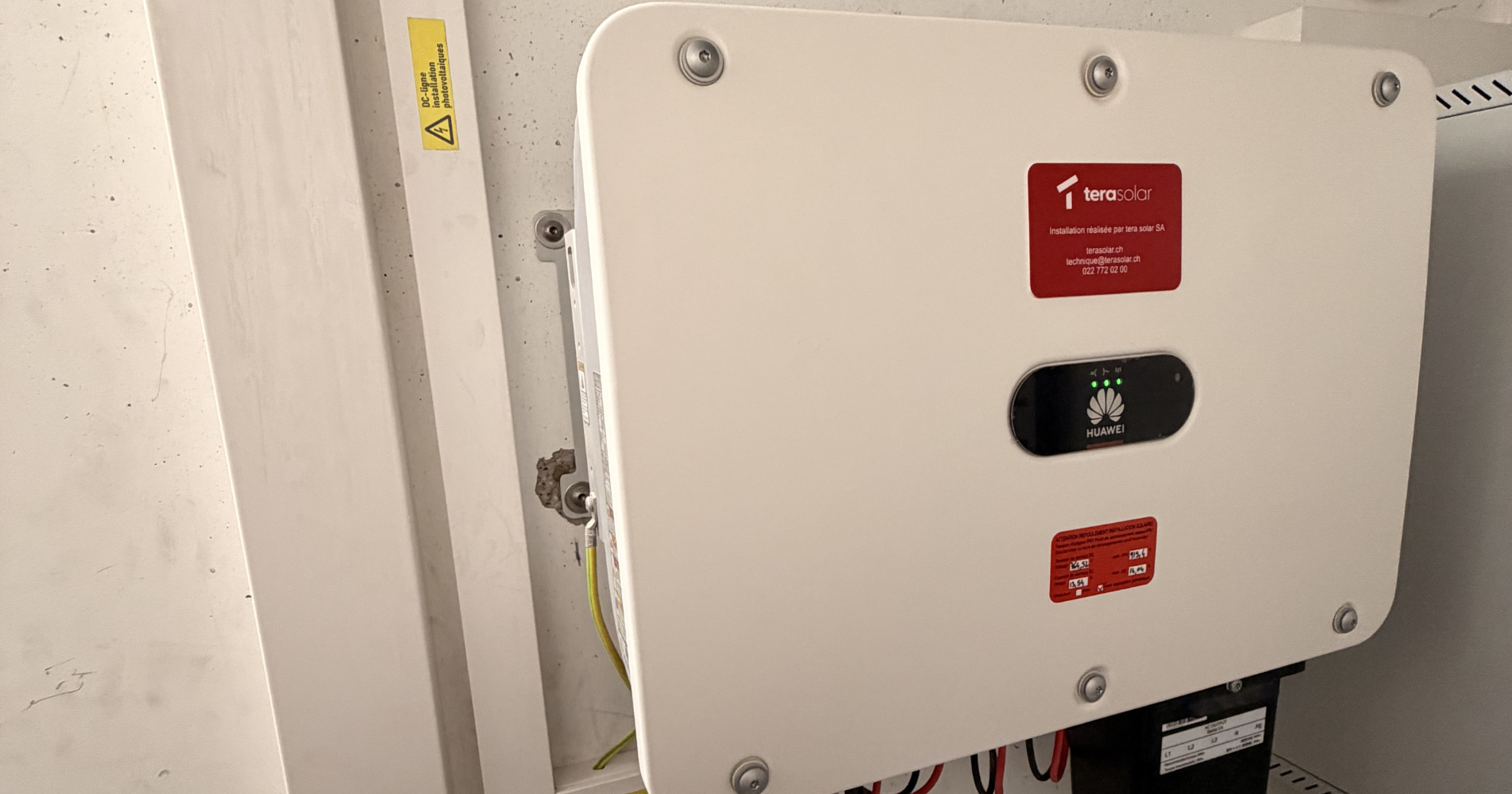 Onduleur Huawei permettant la transformation du courant continu (DC) en courant alternatif (AC).