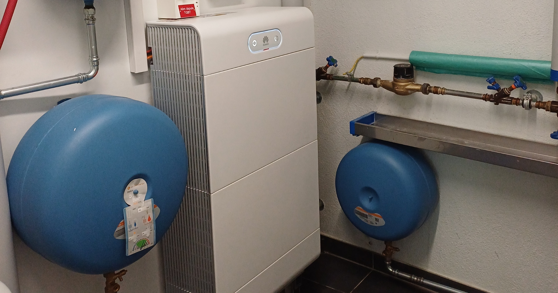 Batterie solaire permettant de stocker l’électricité produite par les panneaux solaires.