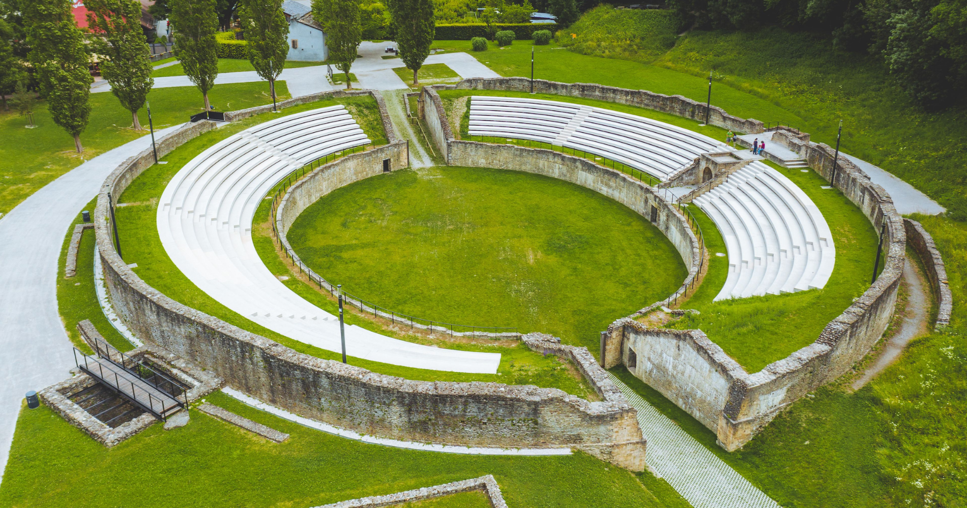 Vue aérienne de l’amphithéâtre romain de Martigny, dans le canton du Valais, ville desservie par tera solar pour ses installations photovoltaïques.