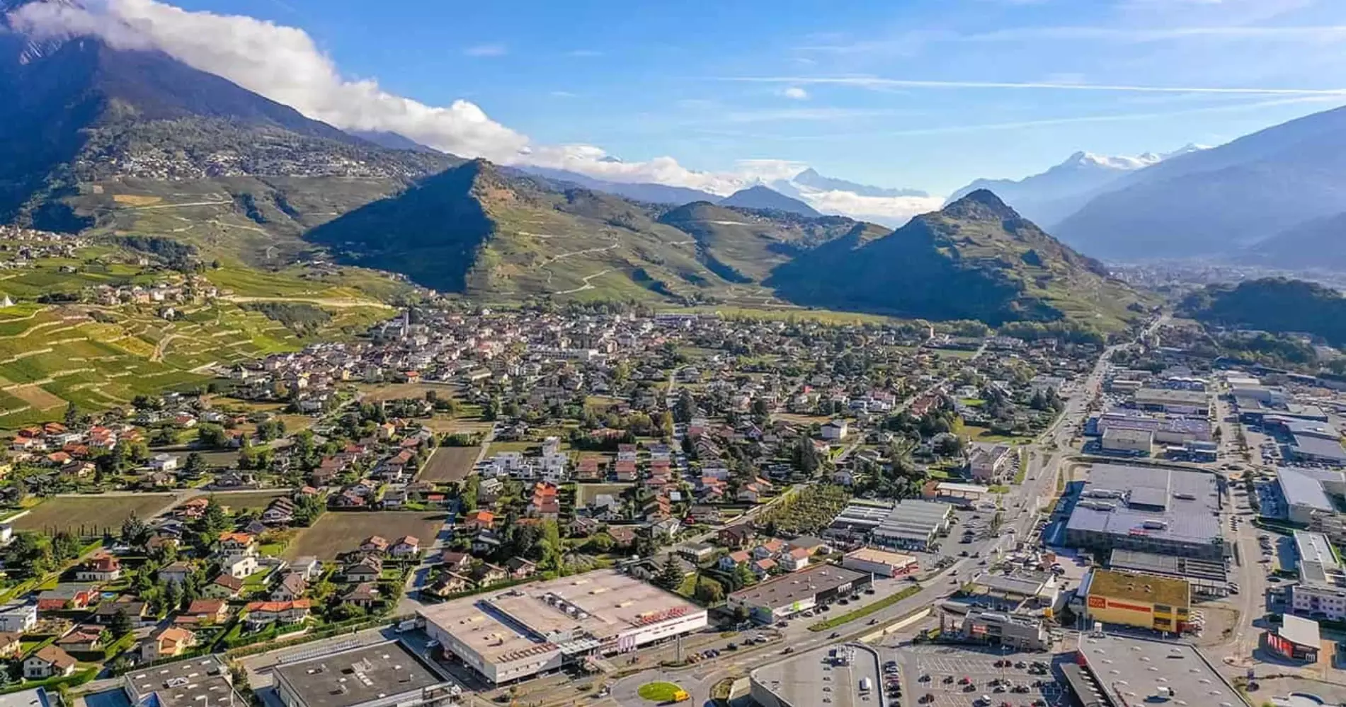 Vue aérienne de la ville de Conthey.