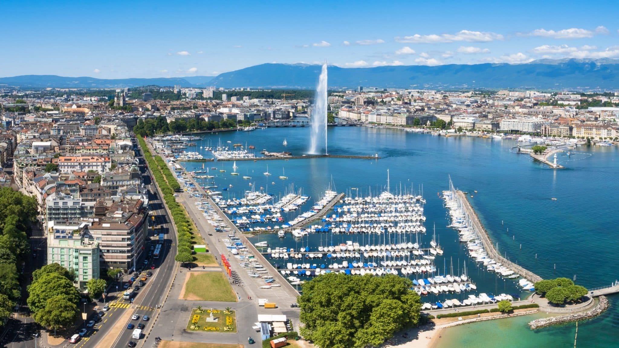 Genève vue du ciel avec le lac Léman et le Jet d’eau, région d’activité de tera solar pour ses installations solaires en Suisse romande