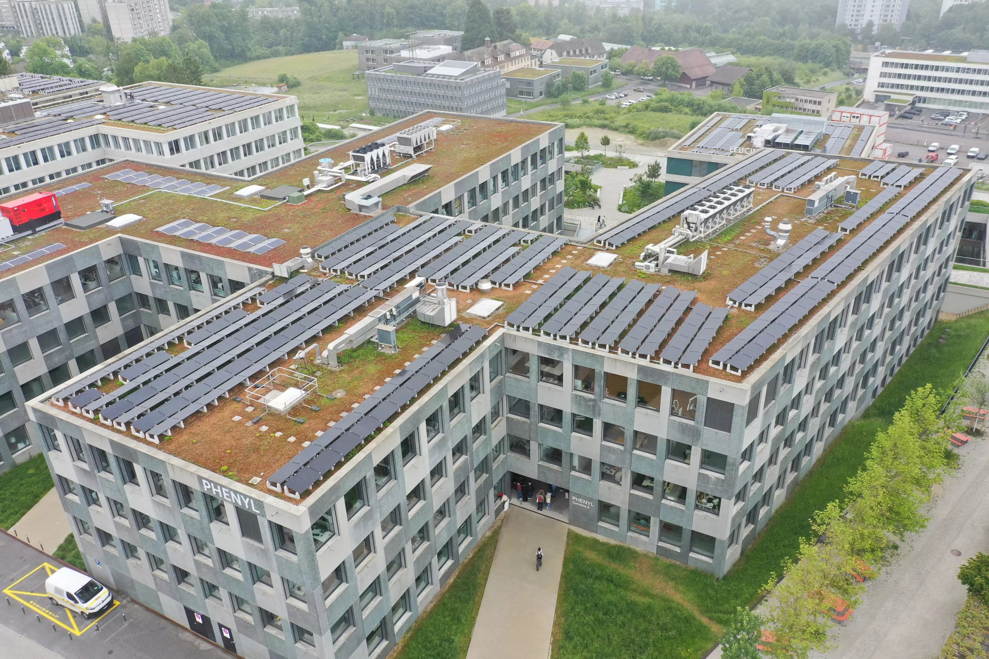 Bannière « Un projet photovoltaïque à Nyon ?» avec vue sur le château de Nyon, le lac Léman et la ville, illustrant les projets de panneaux solaires et d’installations photovoltaïques dans le canton de Vaud.