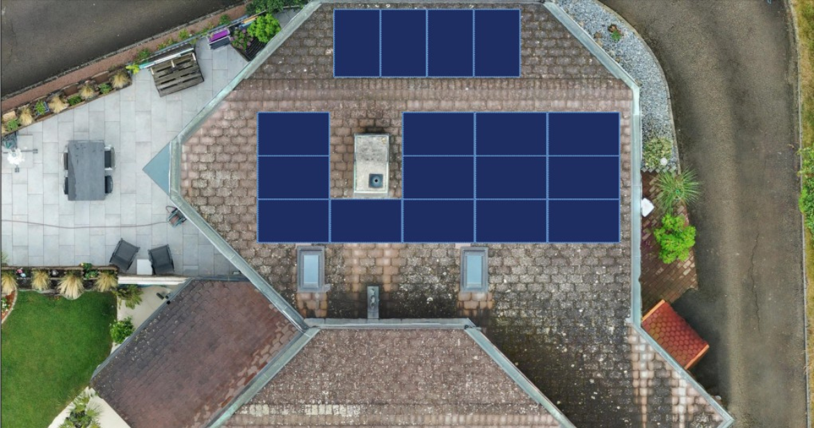 Vue aérienne  de la maison montrant l’emplacement prévu pour l’installation photovoltaïque, avec 17 panneaux solaires simulés sur deux pans de toiture.
