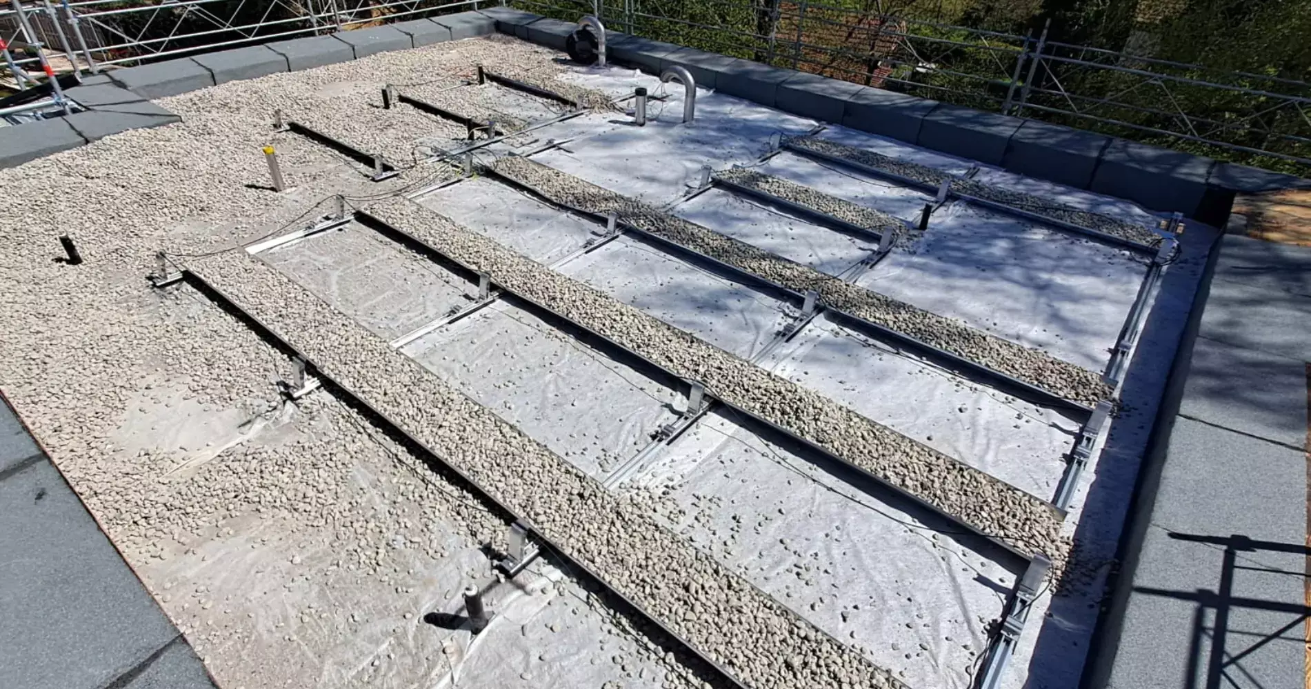 Bacs de lestage remplis de graviers. 