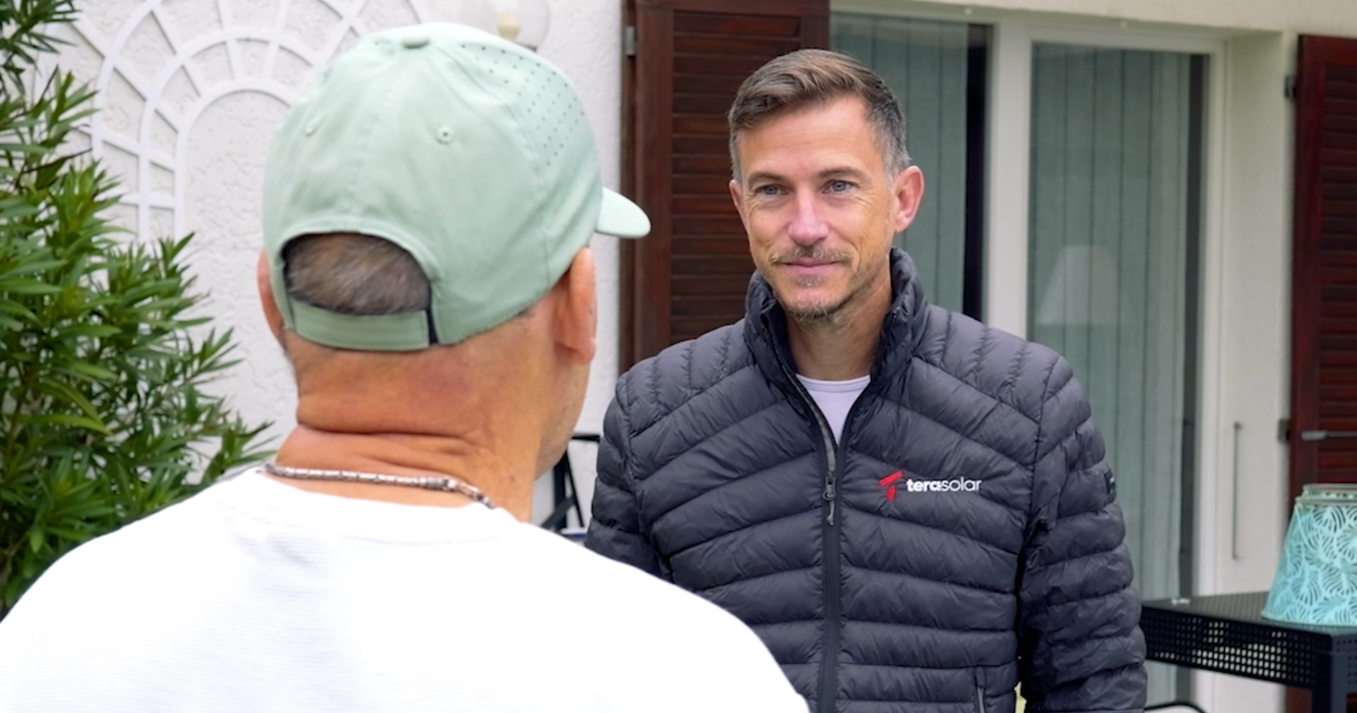 commercial tera solar avec un client satisfait de son installation photovoltaïque. 