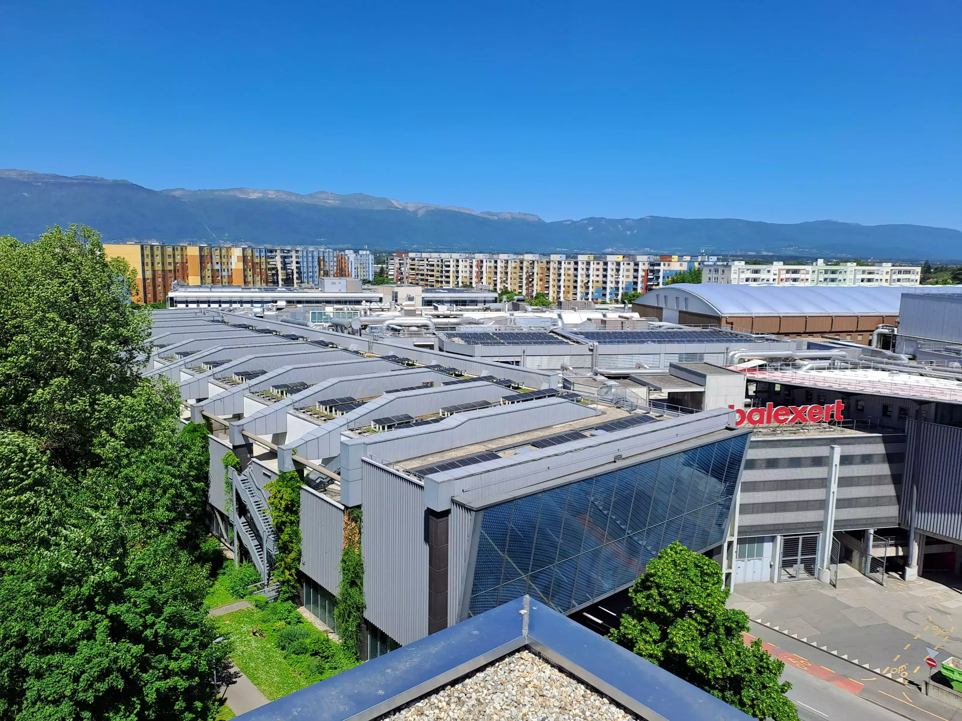Bannière « Un projet photovoltaïque à Nyon ?» avec vue sur le château de Nyon, le lac Léman et la ville, illustrant les projets de panneaux solaires et d’installations photovoltaïques dans le canton de Vaud.