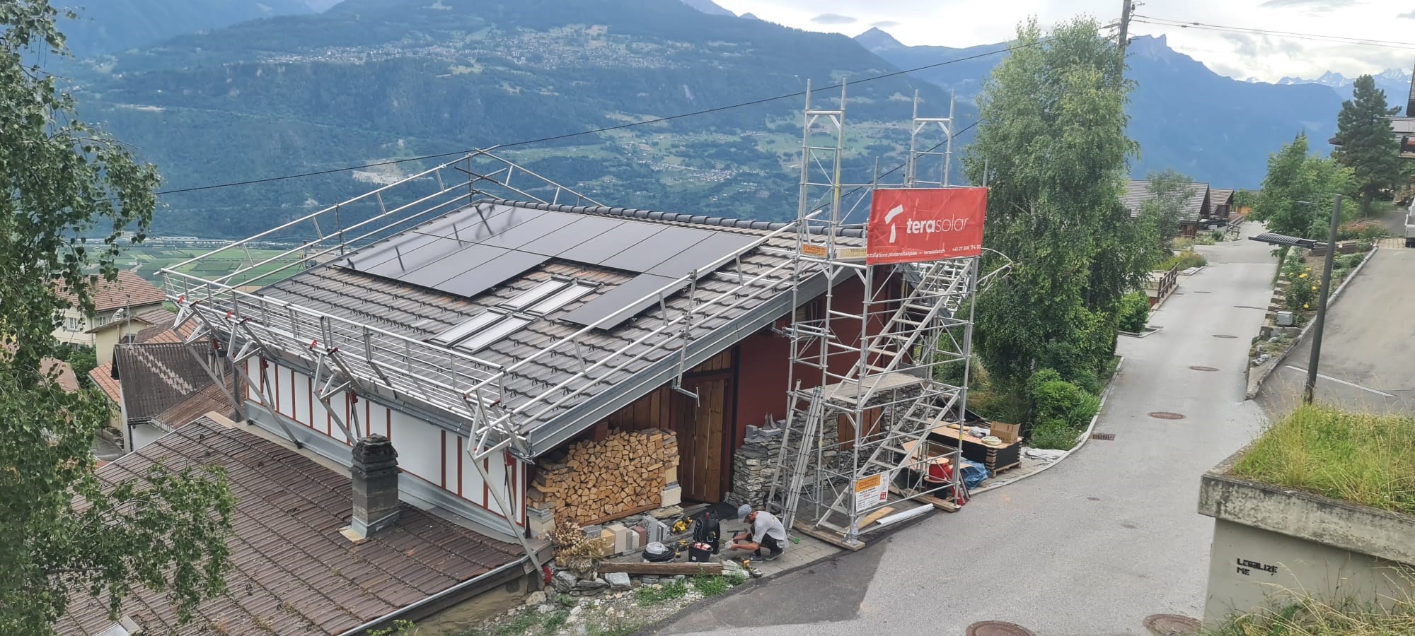 Installation de panneaux solaires Trina Solar sur toiture inclinée avec échafaudages et orientation optimale.