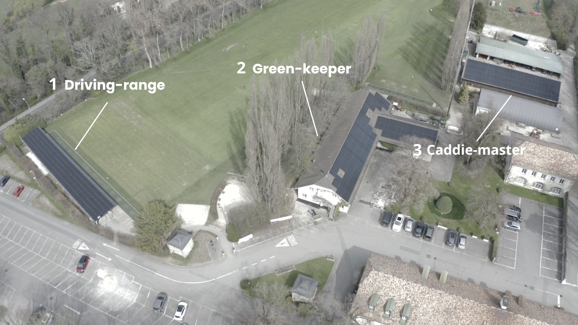 Photo aérienne prise par drone montrant les trois toitures du Golf équipées de panneaux solaires, illustrant une installation photovoltaïque complète et performante
