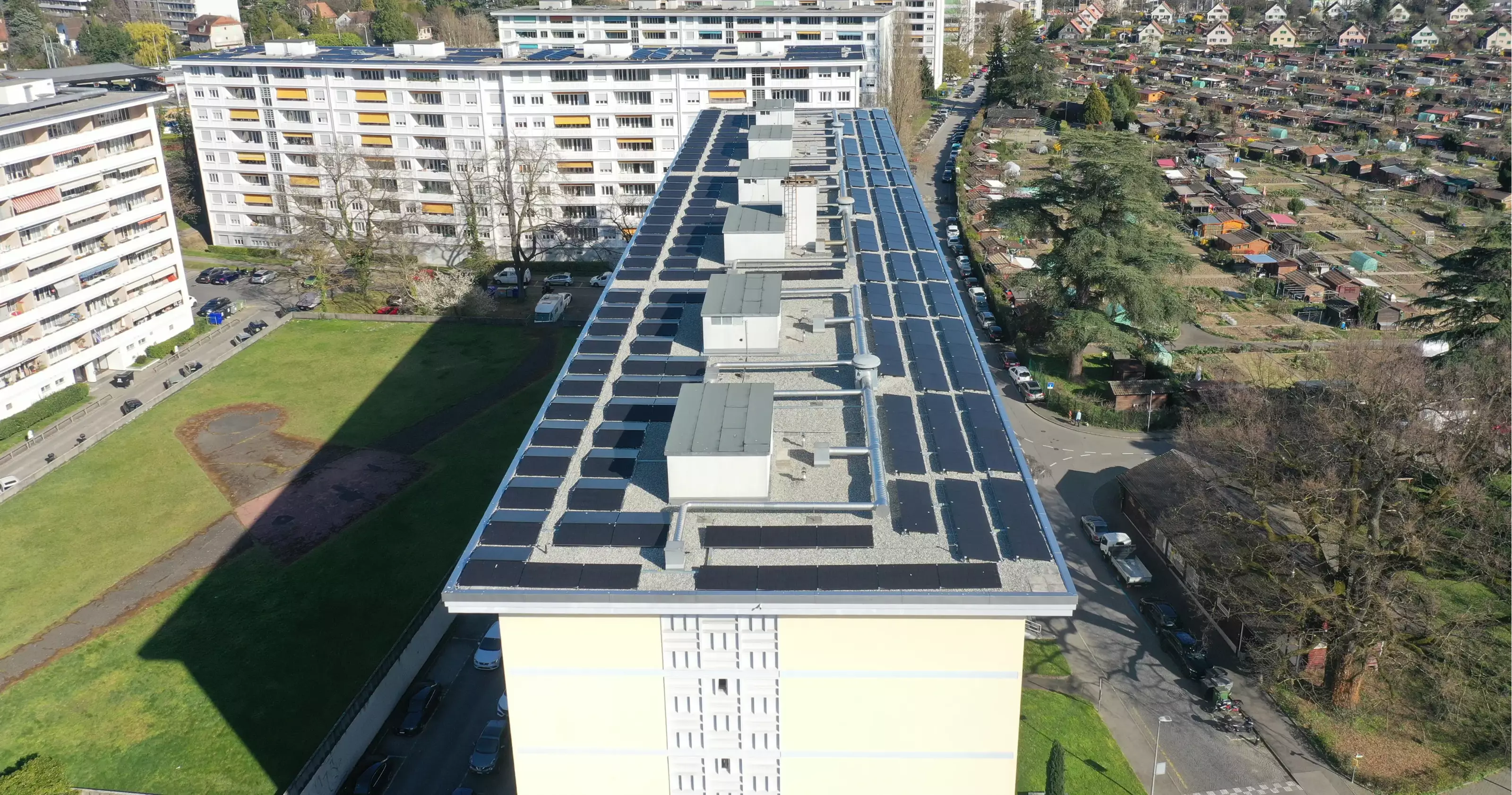 Vue aérienne de la toiture du bâtiment mettant en évidence les panneaux photovoltaïques.