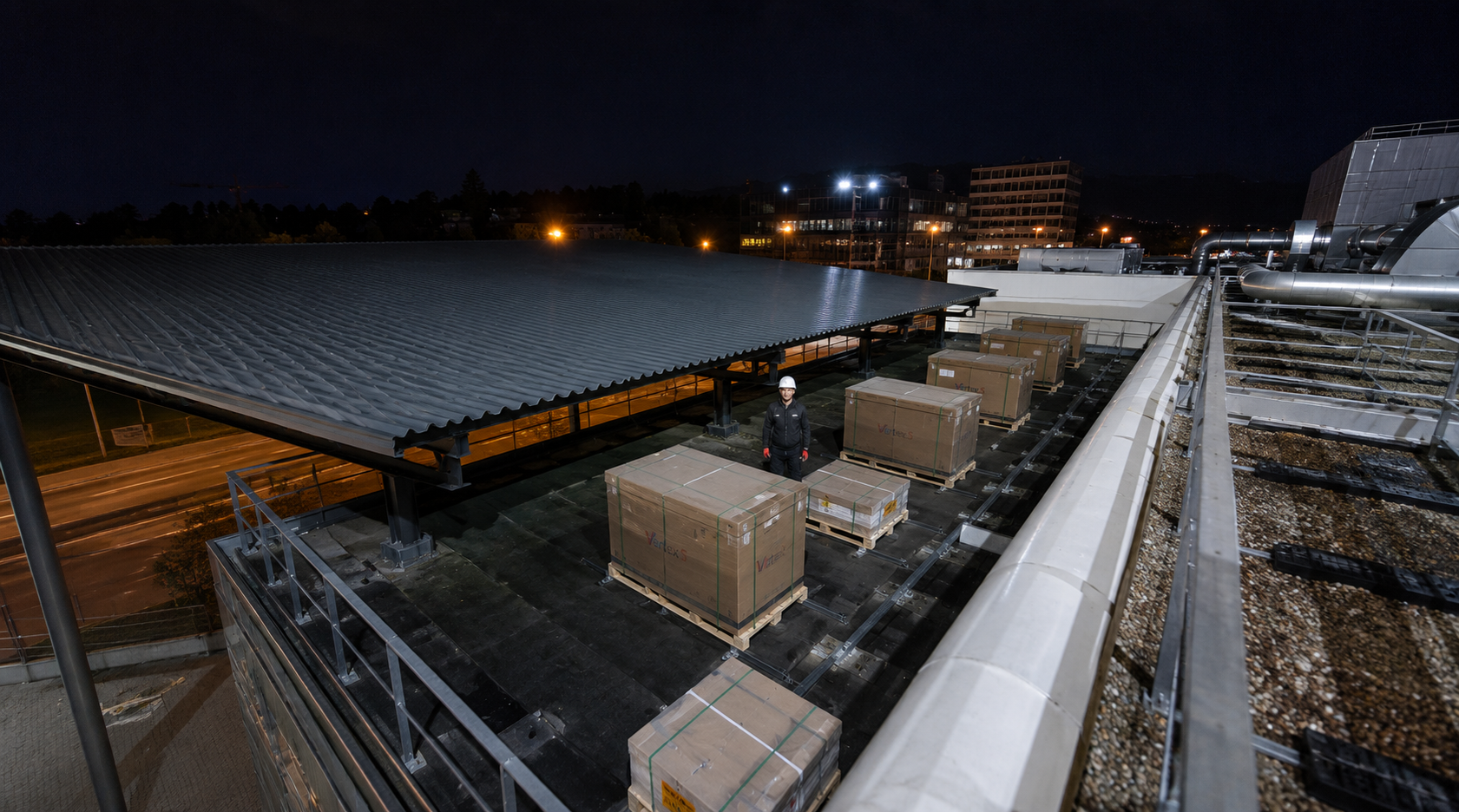 Livraison sécurisée de matériel photovoltaïque sur toiture, préparation de l’installation solaire en site urbain avec grue et manutention manuelle.