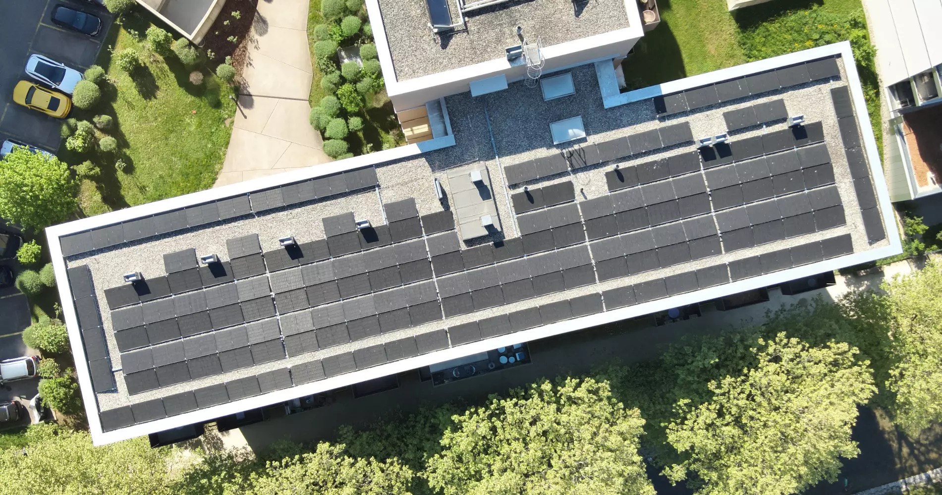 Bannière « Un projet photovoltaïque à Nyon ?» avec vue sur le château de Nyon, le lac Léman et la ville, illustrant les projets de panneaux solaires et d’installations photovoltaïques dans le canton de Vaud.