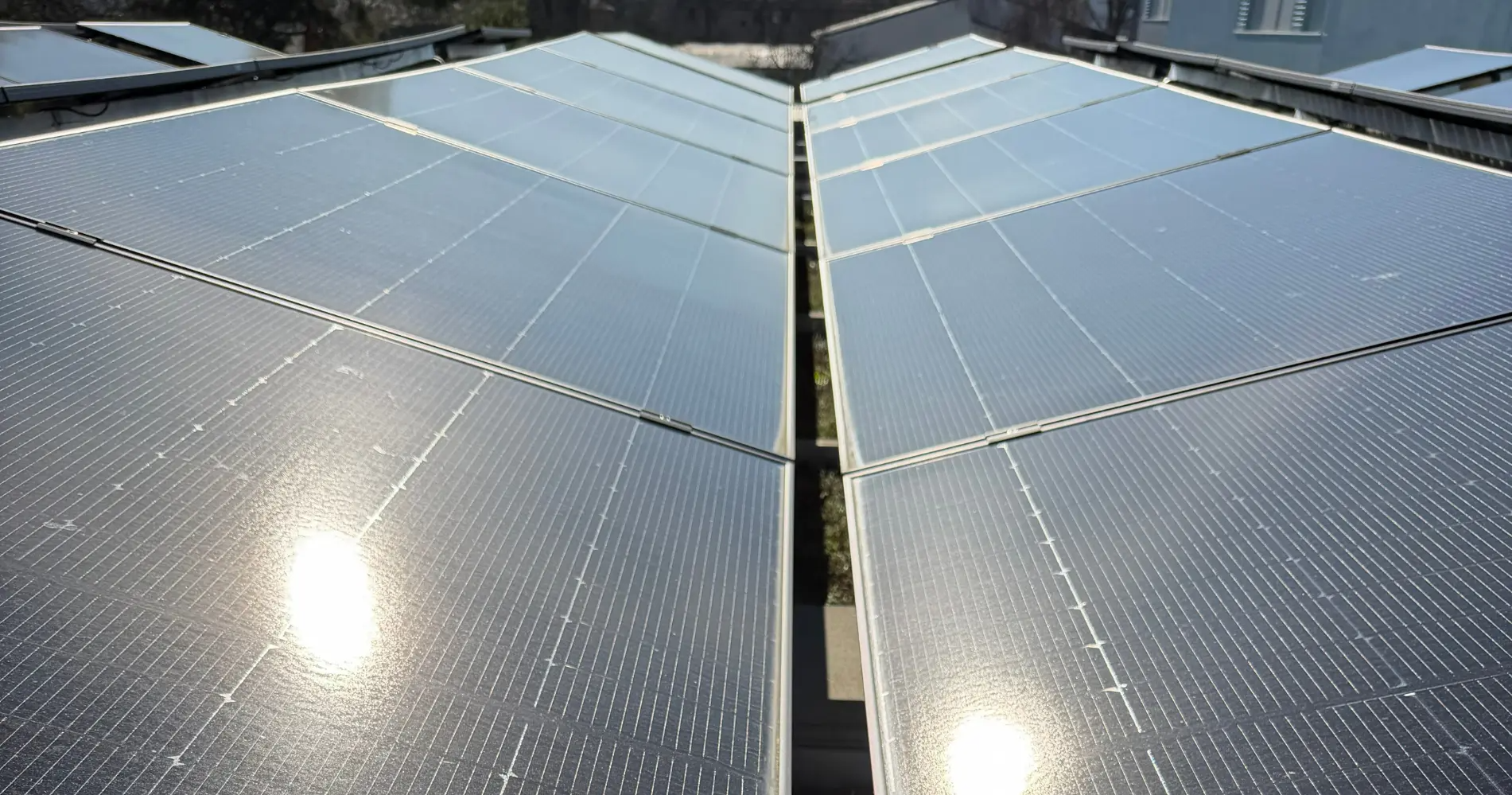 Panneaux photovoltaïques full black installés sur le toit de l'école.