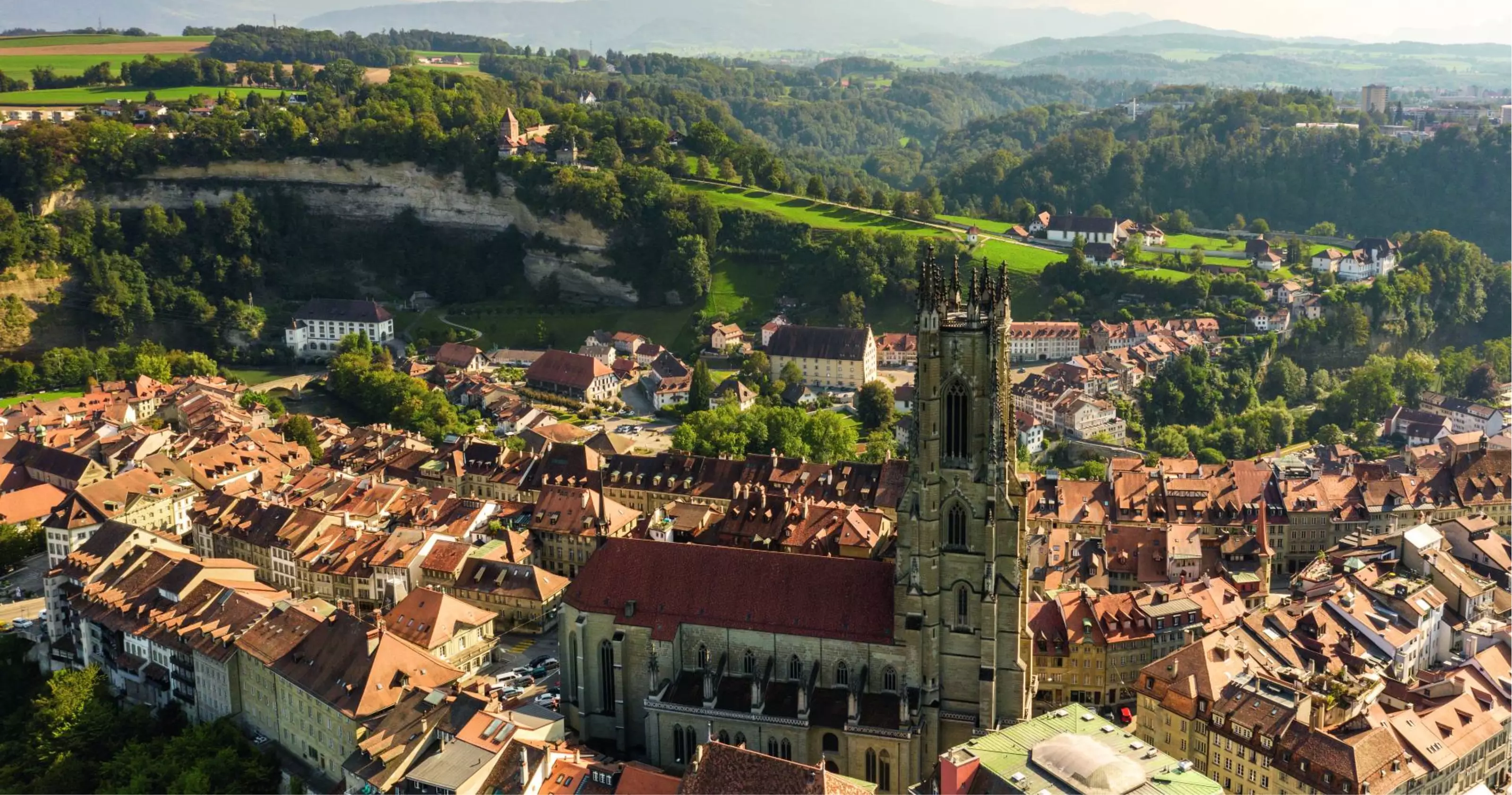 Vue aérienne de la ville de Fribourg.