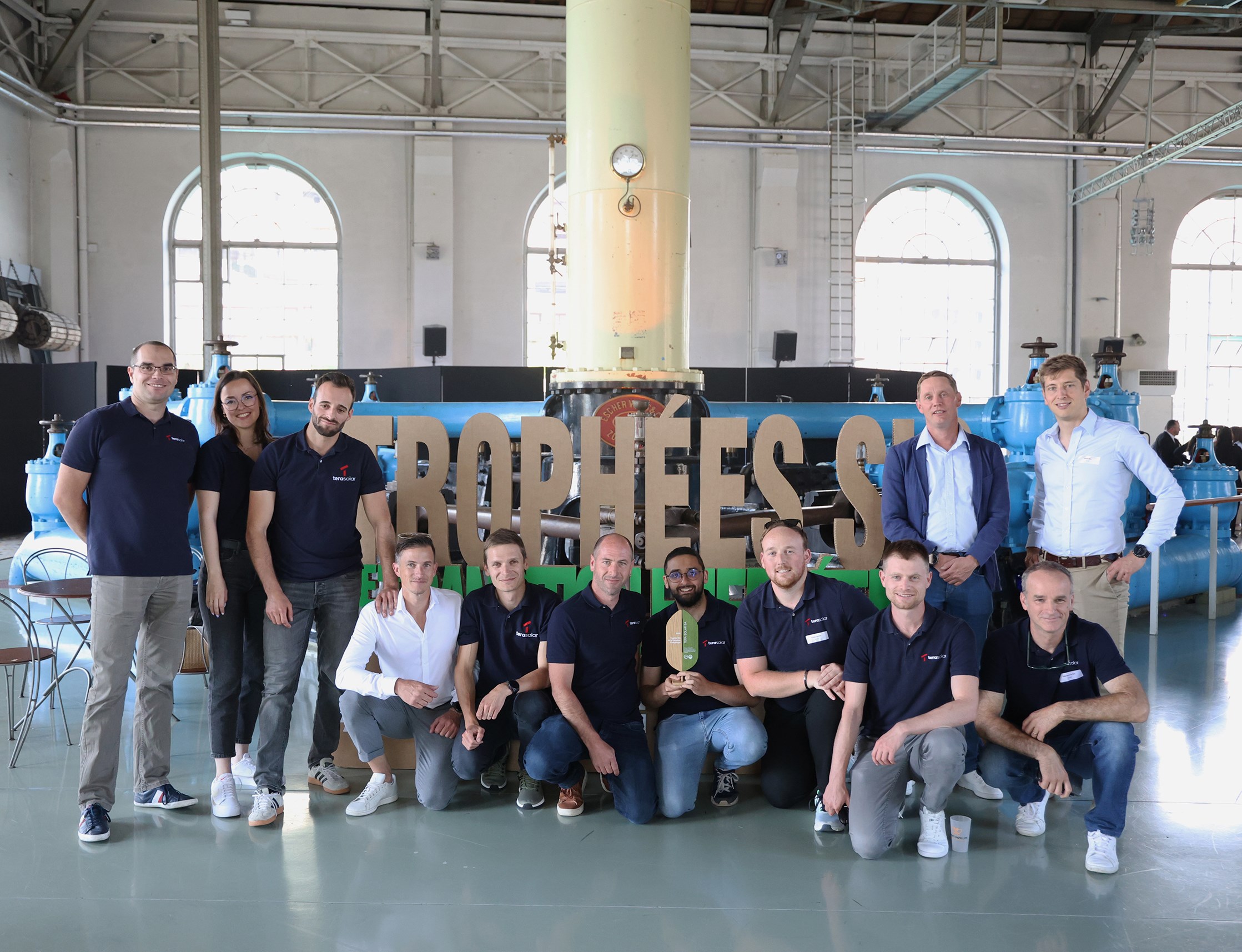 Collaborateurs tera solar souriants et posants fièrement avec leur trophée SIG.