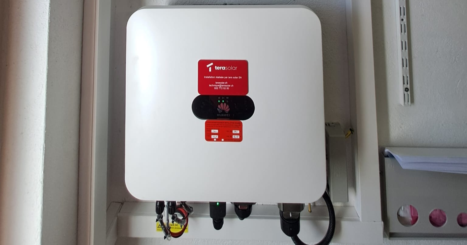 Onduleur photovoltaïque Huawei installé et raccordé au réseau électrique, assurant la conversion du courant continu en courant alternatif.