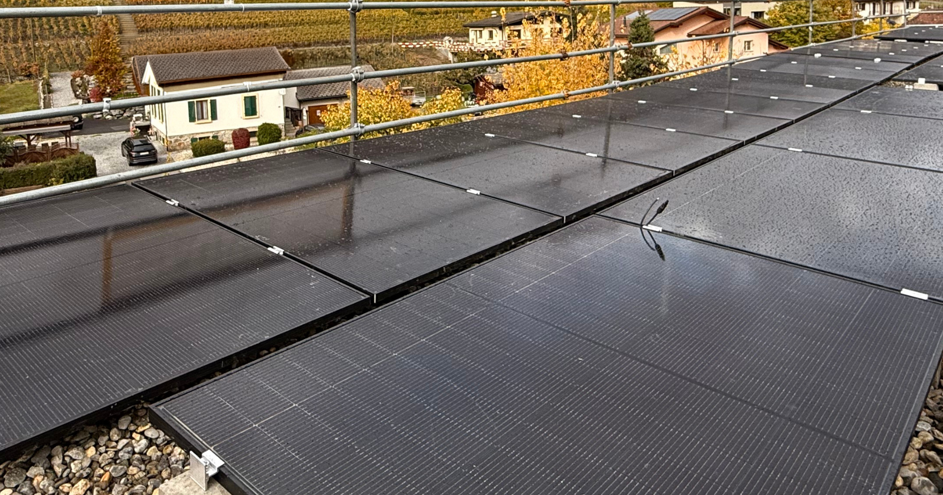 33 panneaux photovoltaïques full black installés sur la toiture plate du bâtiment. 