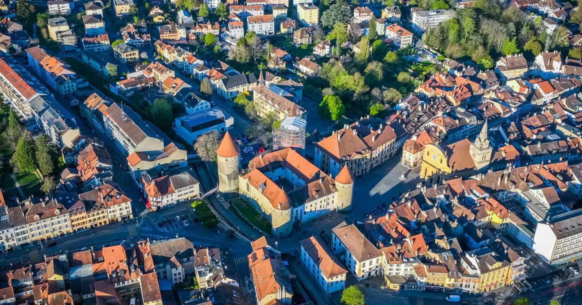 Vue aérienne du centre-ville de Yverdon-les-Bains.