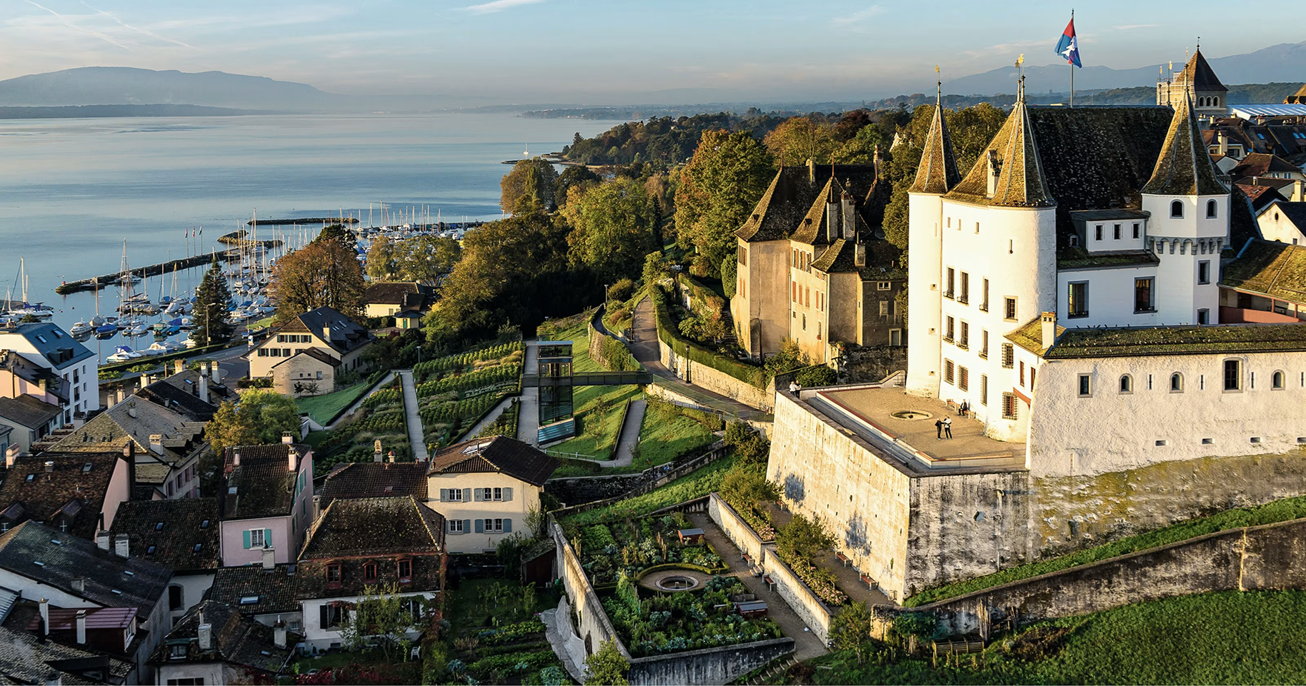 Bannière « Un projet photovoltaïque à Nyon ?» avec vue sur le château de Nyon, le lac Léman et la ville, illustrant les projets de panneaux solaires et d’installations photovoltaïques dans le canton de Vaud.