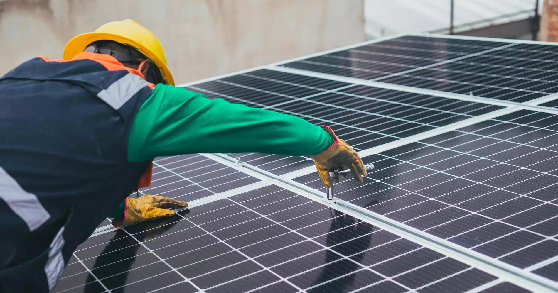 Monteur en train de fixer un panneau photovoltaïque
