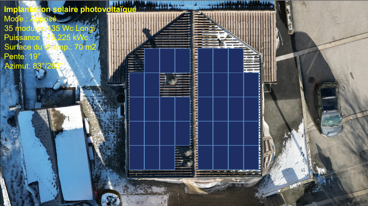 Vue aérienne d'une maison équipée de 35 panneaux solaires photovoltaïques Longi de 435 Wc chacun, installés en mode apposé sur un toit en pente de 19° avec une orientation est-ouest (azimut 83°/263°), pour une puissance totale de 15,225 kWc couvrant une surface de 70 m², en environnement enneigé.