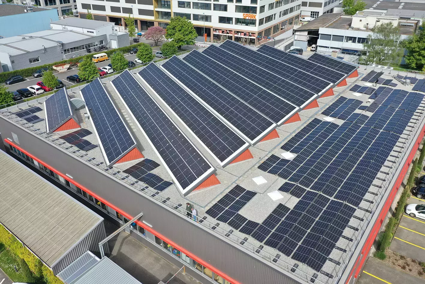 Bannière « Un projet photovoltaïque à Nyon ?» avec vue sur le château de Nyon, le lac Léman et la ville, illustrant les projets de panneaux solaires et d’installations photovoltaïques dans le canton de Vaud.
