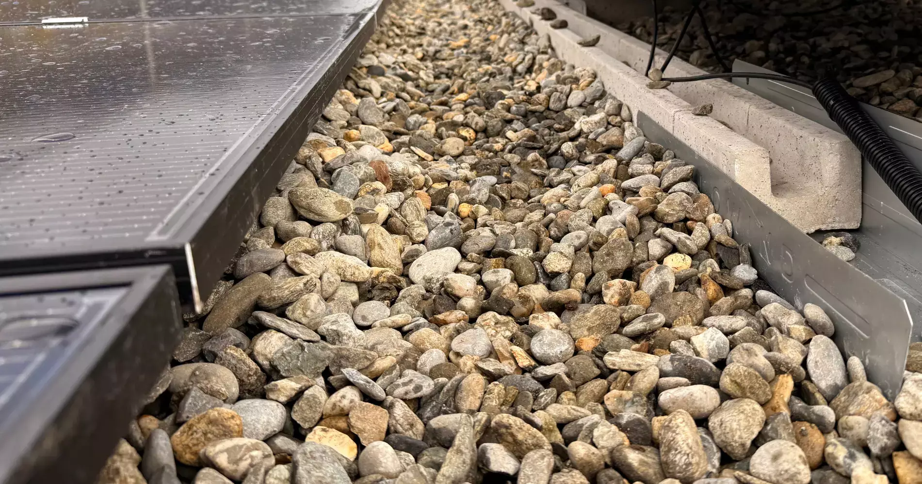 Toiture plate de l'immeuble couverte de graviers.