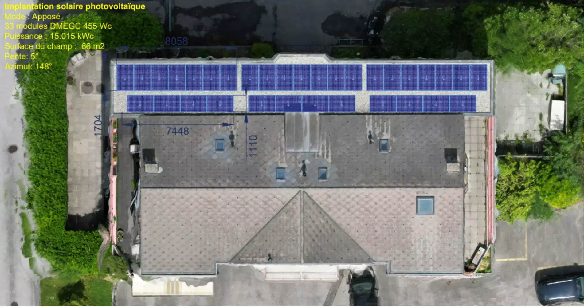 Plan d'implantation de la maison montrant l’emplacement prévu pour l’installation photovoltaïque, avec 33 panneaux photovoltaïques full black positionnés sur la toiture plate de l’immeuble.