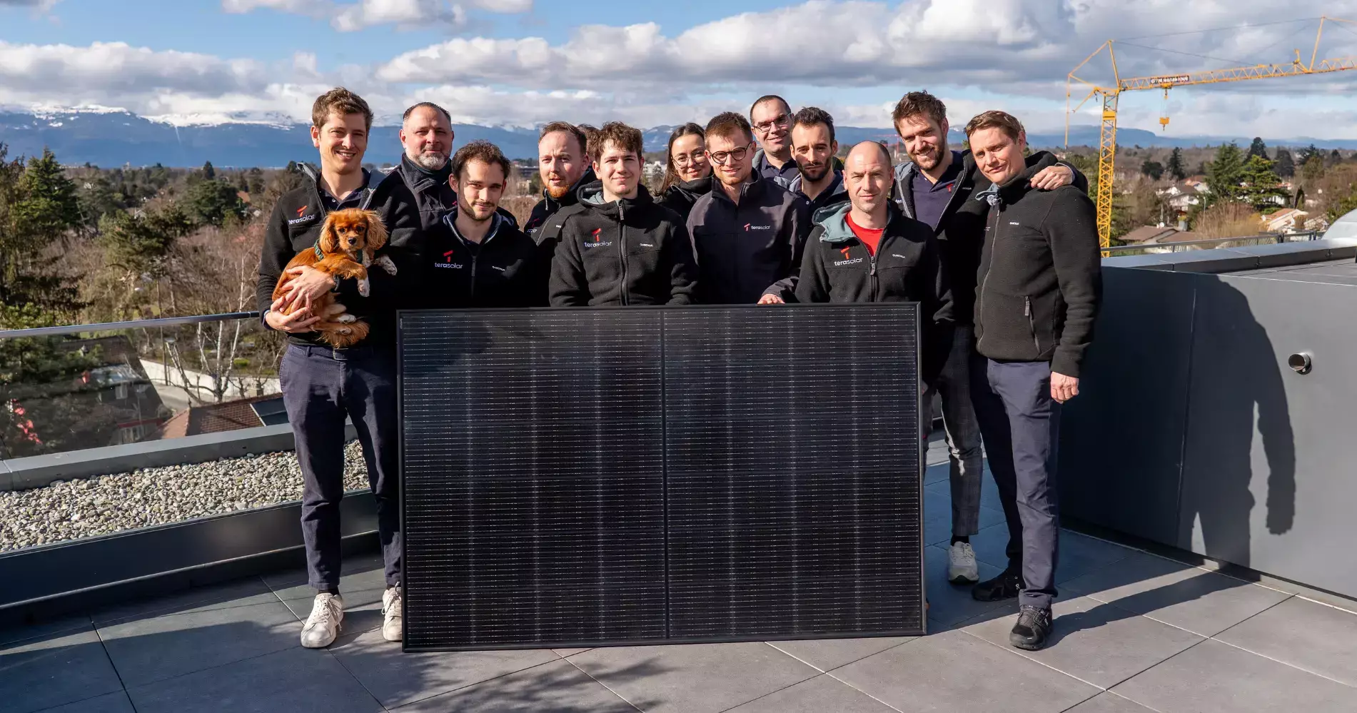 Photo des collaborateurs tera solar souriant à la caméra. 