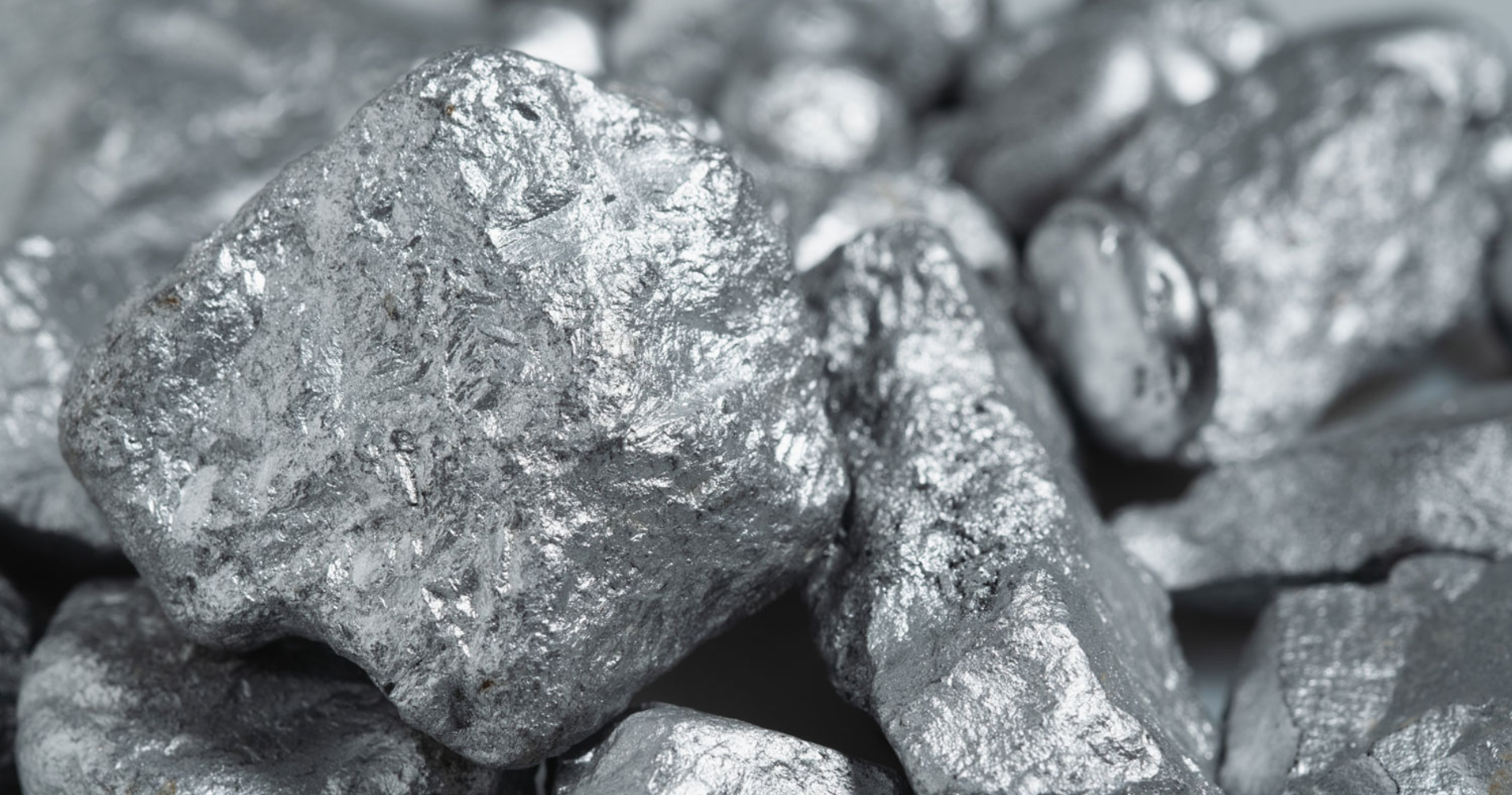 Gros plan sur des morceaux d’argent brut, métal utilisé dans diverses applications industrielles et électroniques.