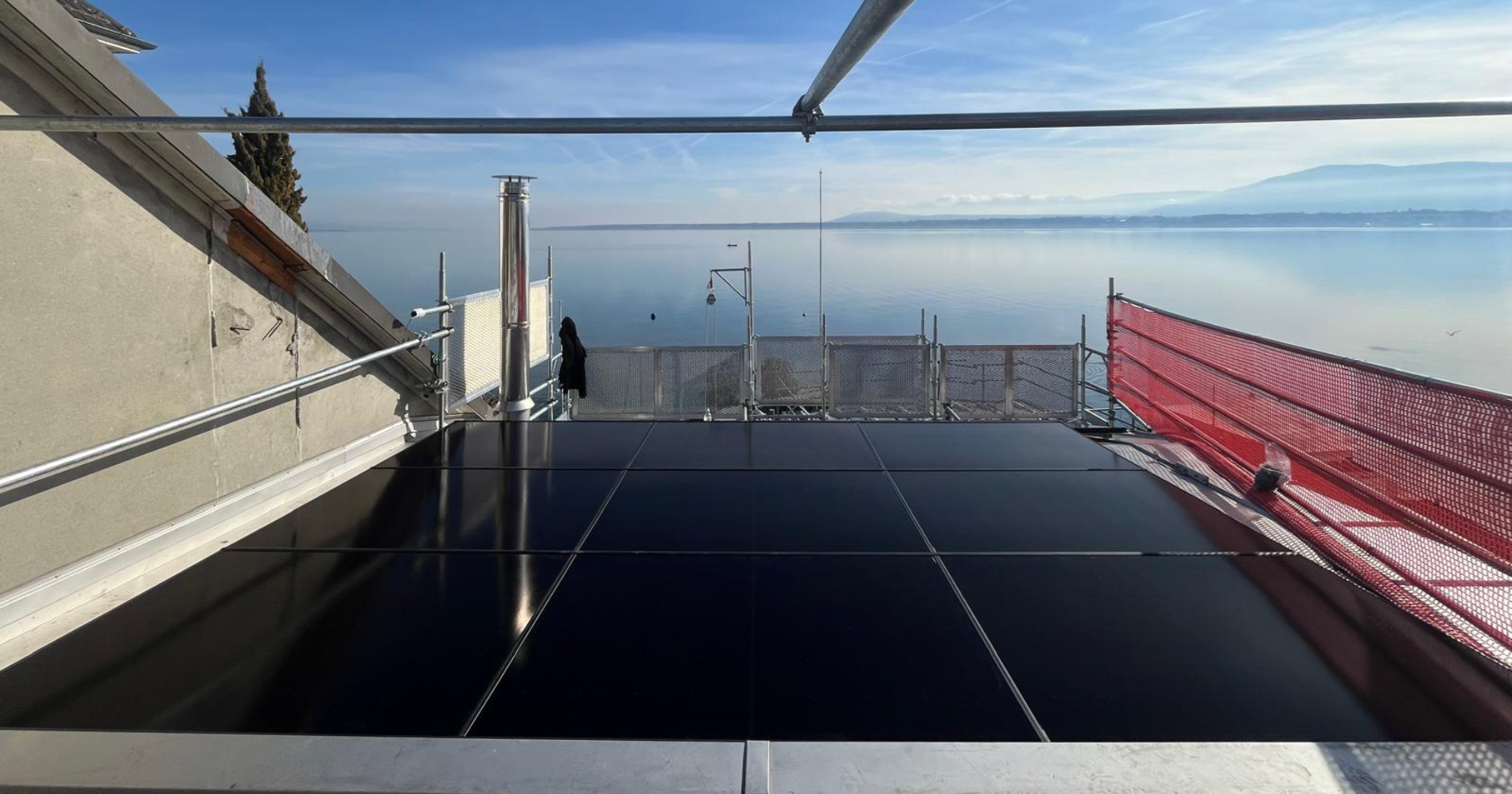 Panneaux photovoltaïques Longi Full Black 435 Wc installés sur l’un des deux bâtiments de la villa, avec une magnifique vue sur le Lac Léman.