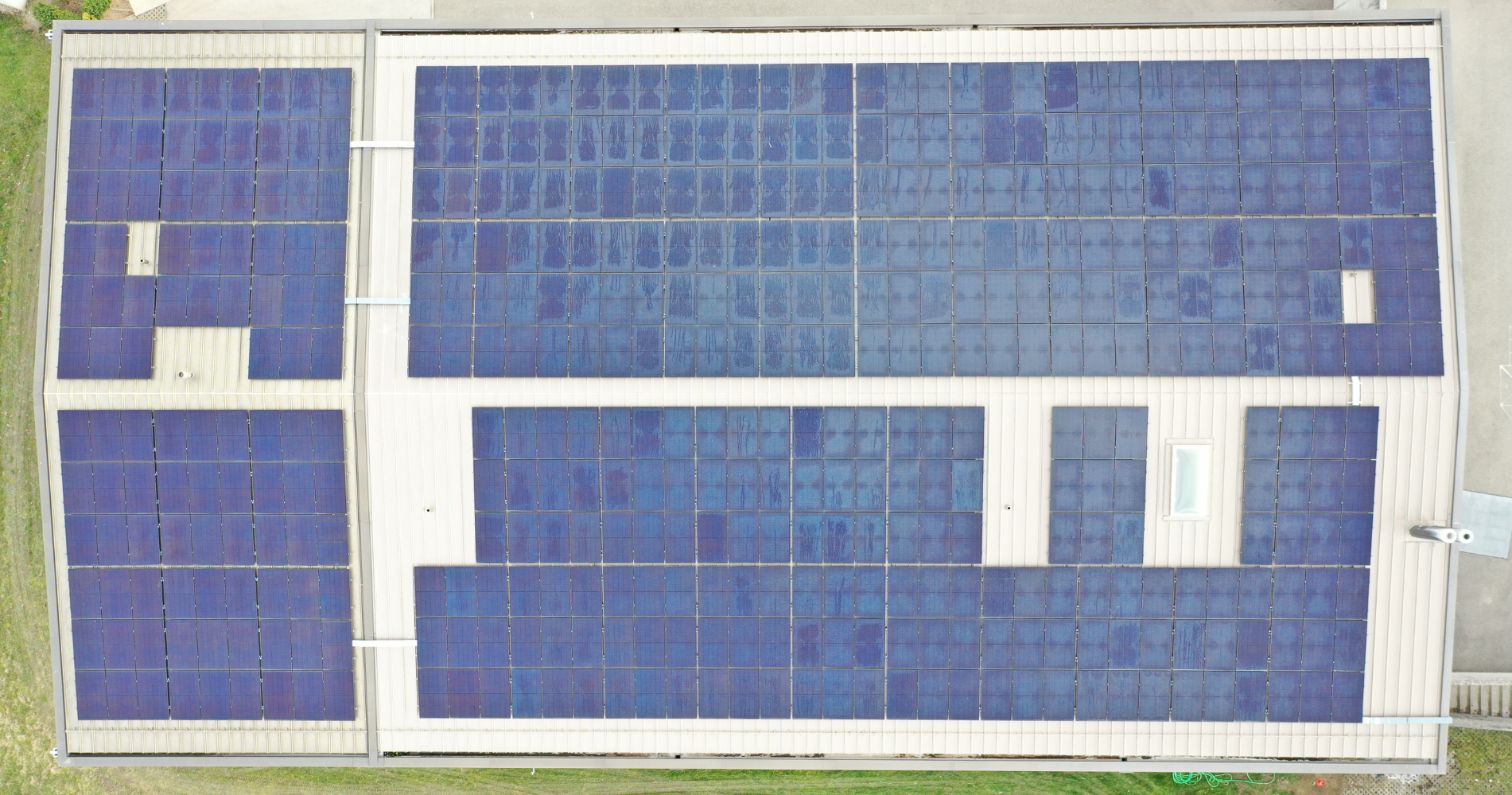 Panneaux photovoltaïques posés sur les 2 phases de la toiture en pente de l’école.