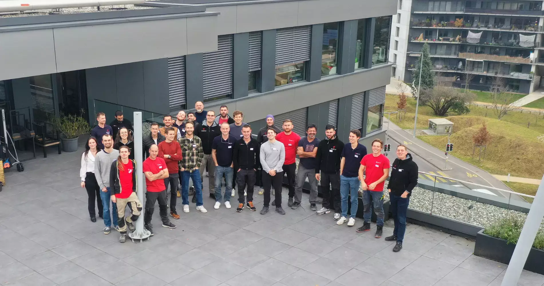 Photo de groupe de tous les collaborateurs tera solar.