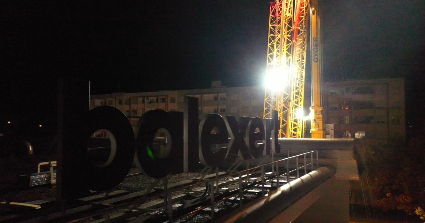 Photo d’une des façades du bâtiment après les travaux avec les panneaux photovoltaïques déjà posés.
