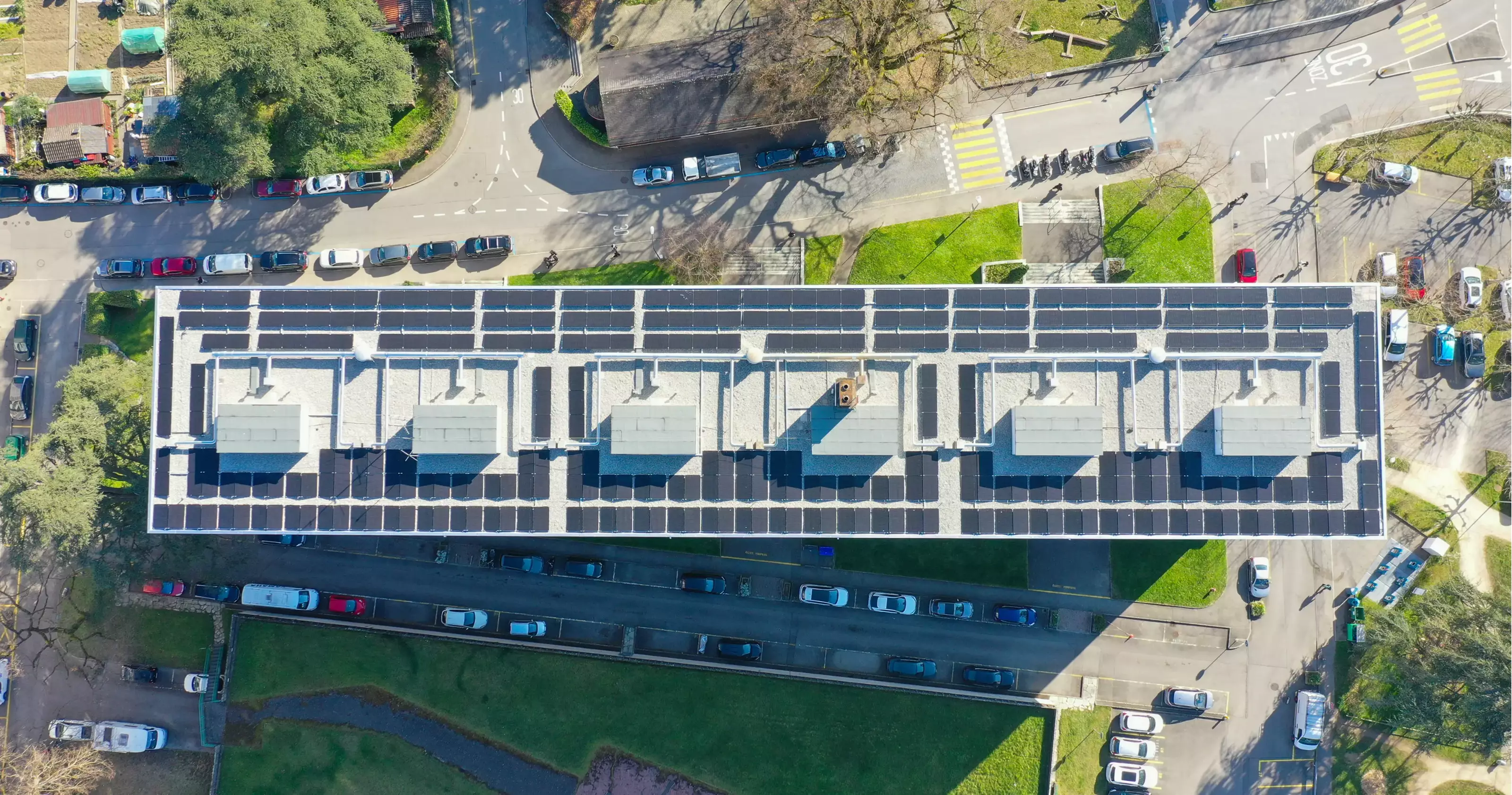 Vue aérienne de la toiture du bâtiment après les travaux.