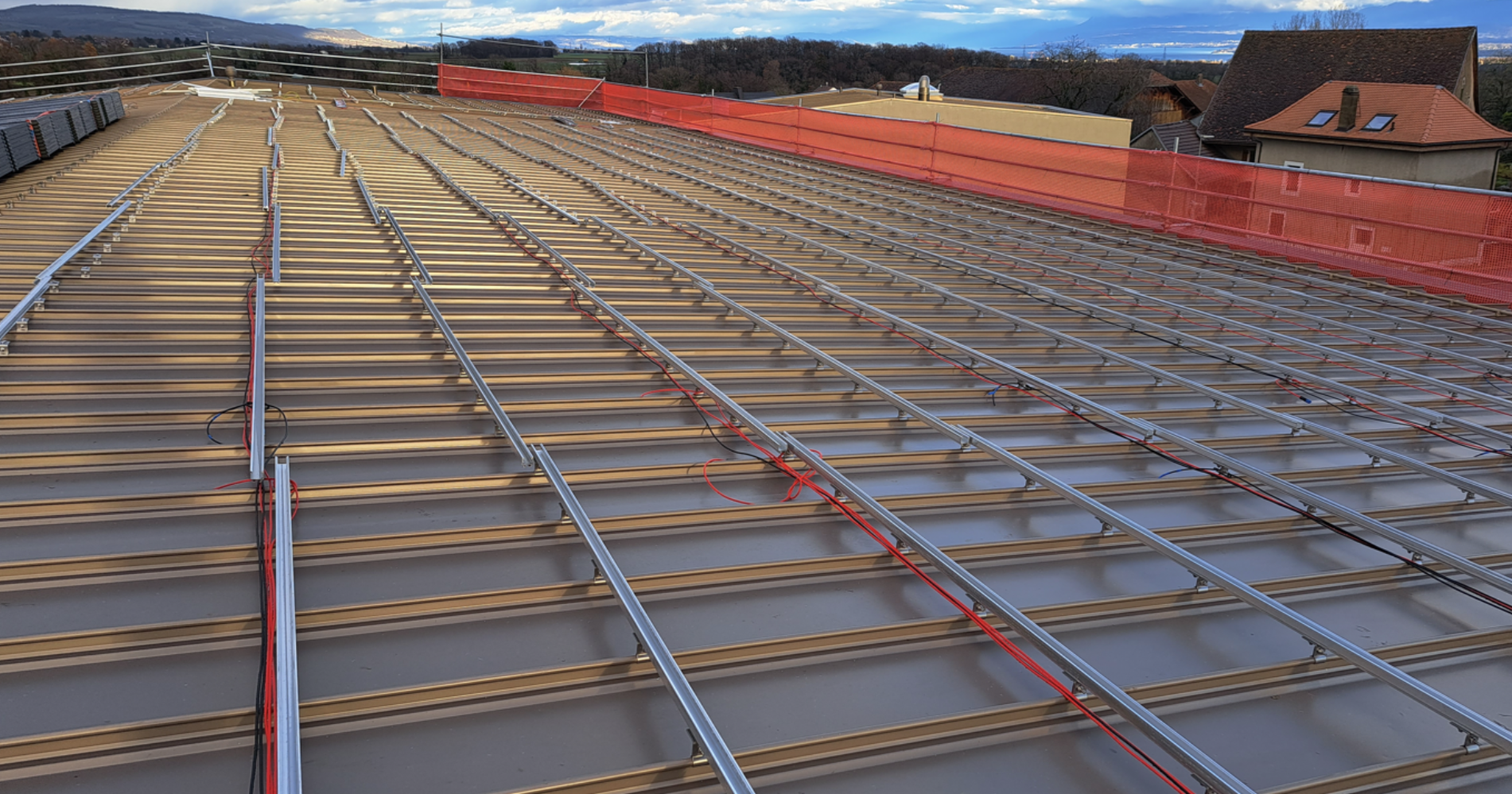 Toiture en aluminium Kalzip de l'école avant la pose des panneaux photovoltaïques.
