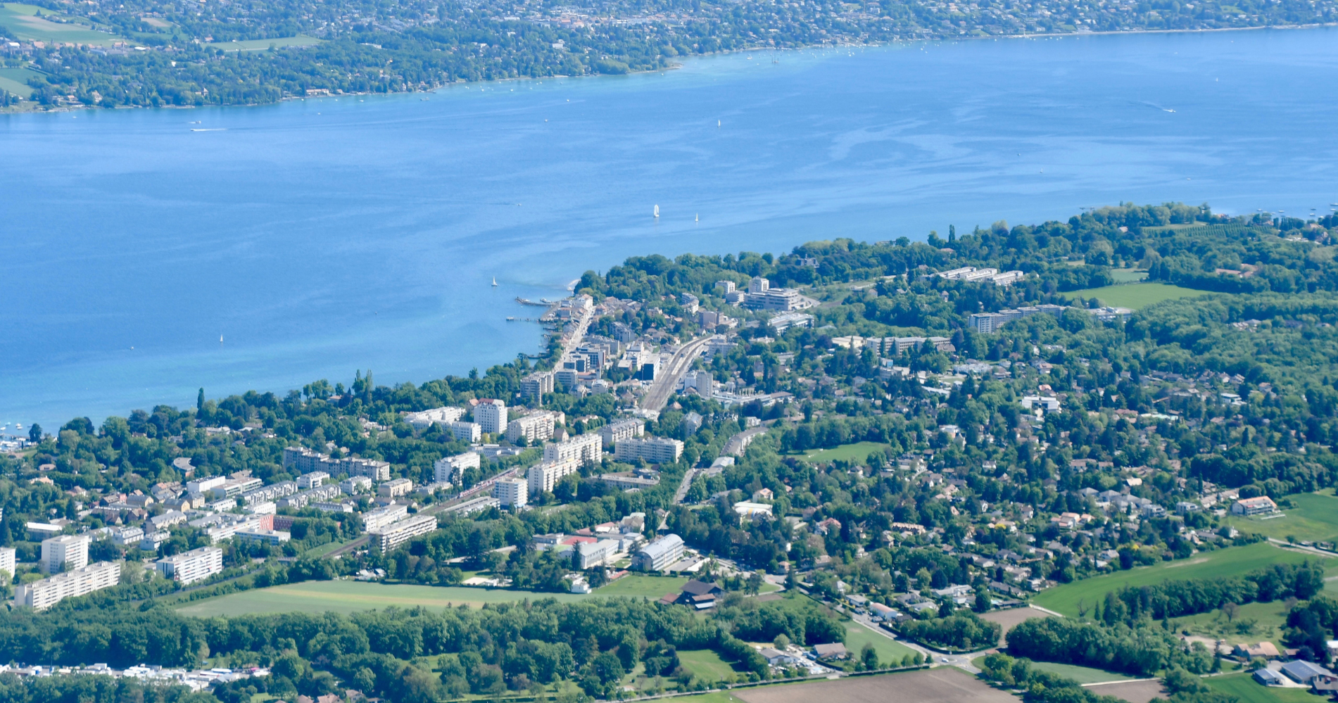 Vue aérienne de la commune de Meyrin sous le soleil.