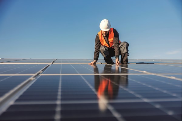 Démantèlement photovoltaïque en centre-ville : sécurisation et recyclage d&#39;une installation défaillante