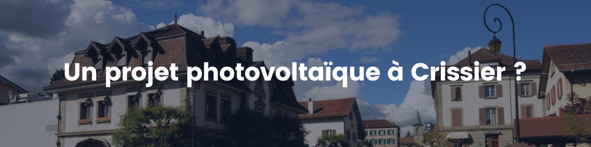 Bannière “Un projet photovoltaïque à Crissier ?” avec vue sur le centre-ville et ses maisons traditionnelles, illustrant les projets de panneaux solaires à Crissier.