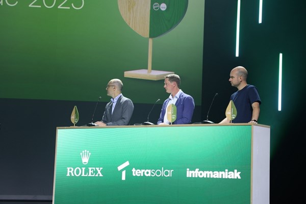 Tera solar lors de la cérémonie de remise des Trophées, aux côtés de deux autres lauréats : Rolex (Trophée Solaire) et Infomaniak (Trophée Thermique renouvelable).