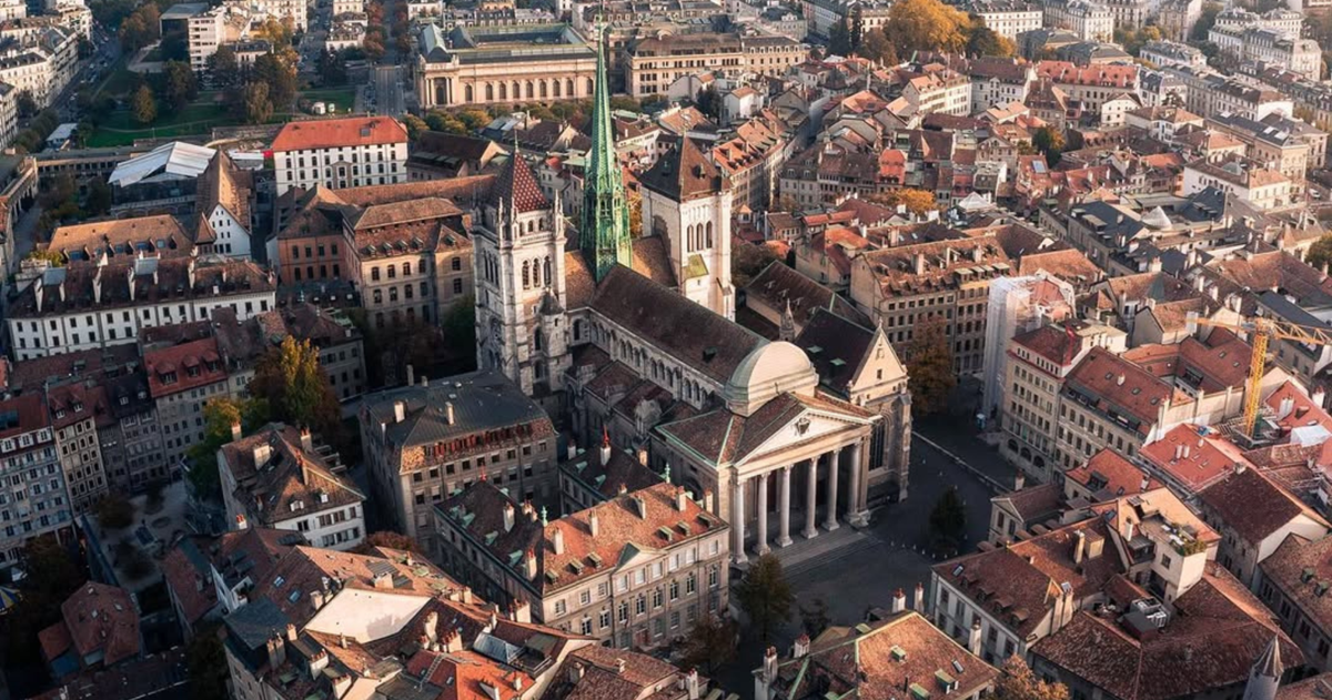 Vue aérienne sur la cathédrale Saint-Pierre à Genève.