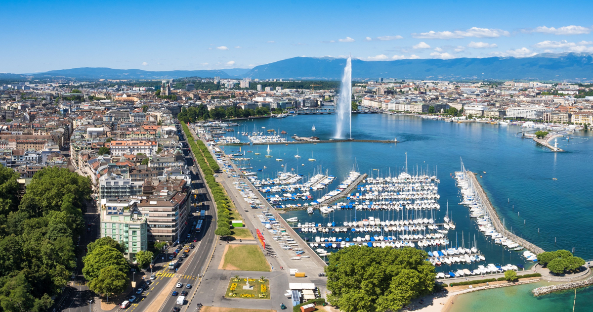 Vue aérienne sur la ville de Genève et le jet d’eau ensoleillé.