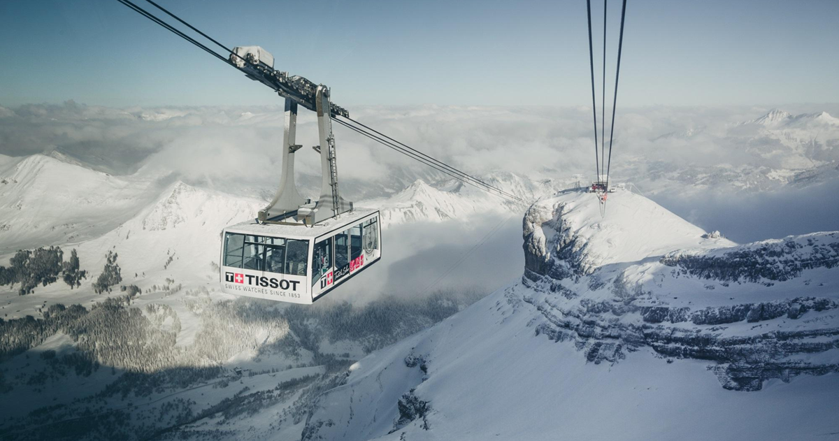 Paysage du canton de Vaud avec une belle vue aérienne sur le glacier 3000 au village des Diablerets