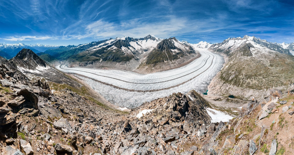 vue aérienne sur le Glacier d'Aletsch dans le canton du valais
