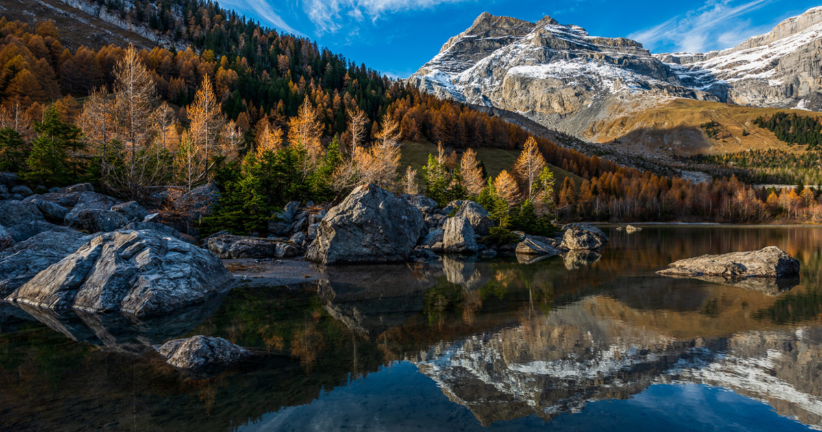 Lac de Derborance en automne dans le canton du Valais