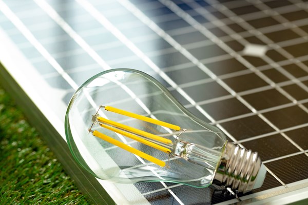 un homme marchant sur un toit disposant de panneaux solaires